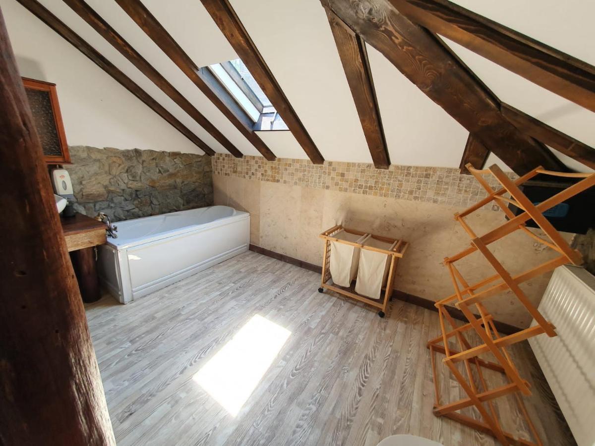 Pensiunea Casa Dacilor Podeni ภายนอก รูปภาพ