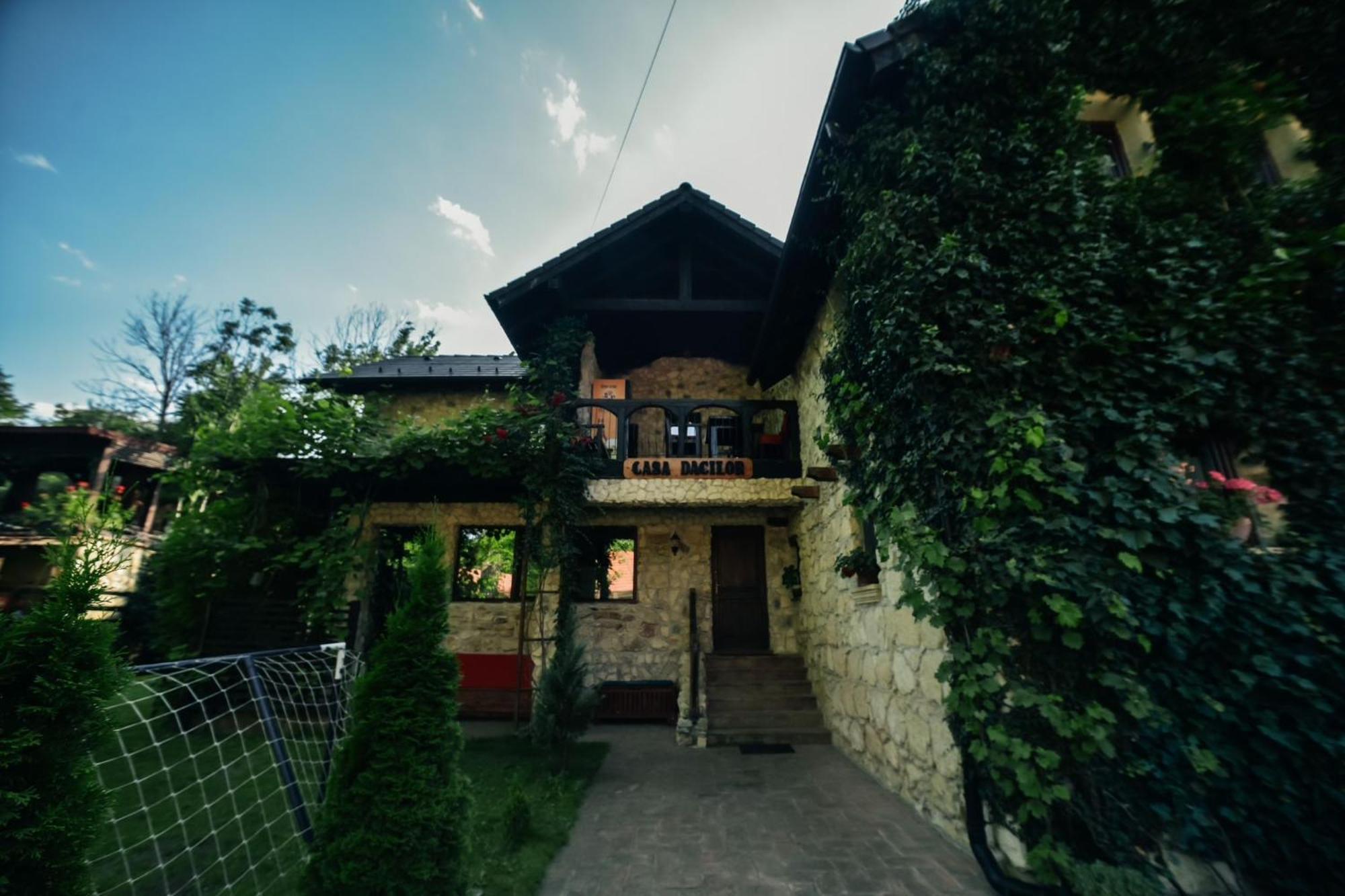 Pensiunea Casa Dacilor Podeni ภายนอก รูปภาพ