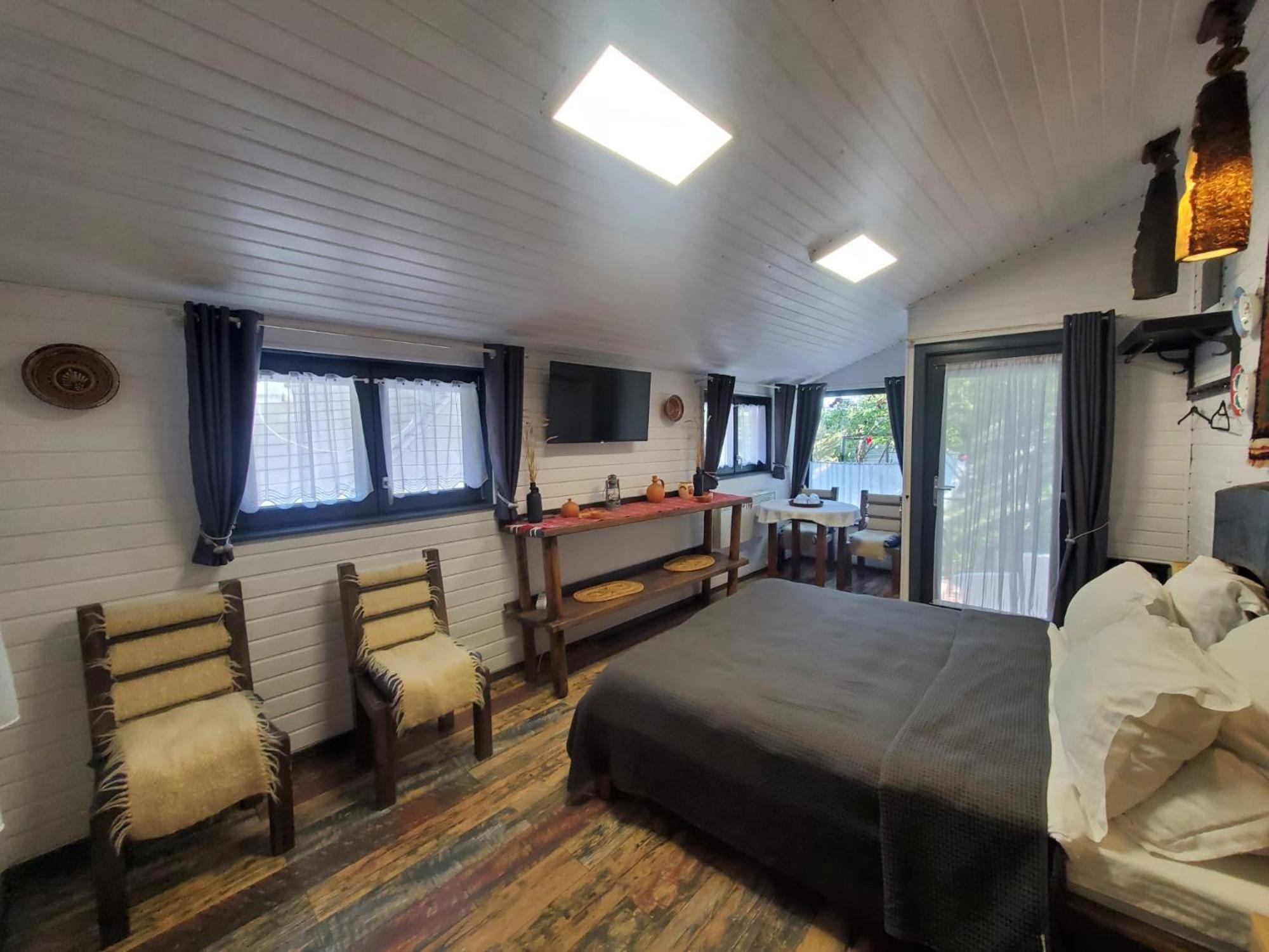 Pensiunea Casa Dacilor Podeni ภายนอก รูปภาพ